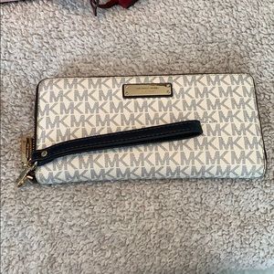Michael Kors jet set wallet